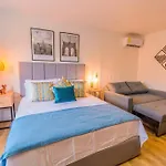 Luxury Suite in El Poblado Co-Work, Gym, Fast WiFi