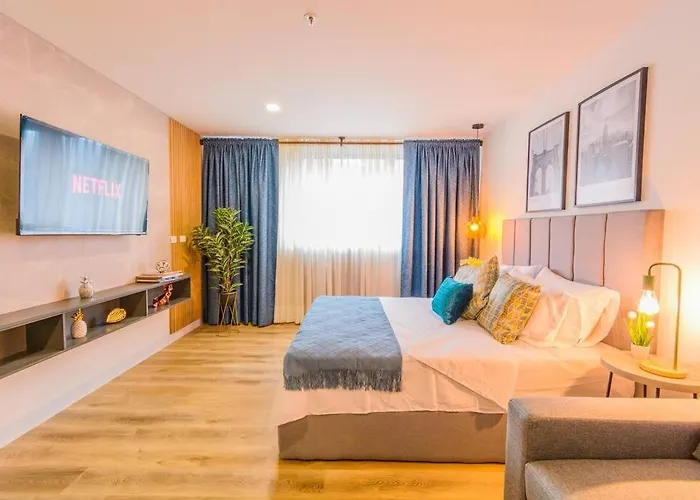 Luxury Suite in El Poblado Co-Work, Gym, Fast WiFi